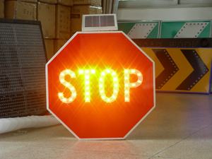 Señal de tráfico con energía <span class=keywords><strong>solar</strong></span>, señal de parada de carretera - Product Image 3