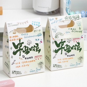 Sacs en carton promotionnels tendance pour popcorn, emballage unique et amusant, sacs en carton texturé avec logo en feuille d'or et poignées découpées - Product Image 1