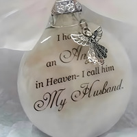 Heaven 8 cm weißer Feder-Ornament-Anhänger, Kunststoffkugel, Kreisform mit Namen von Verwandten, zum Aufhängen im Schlafzimmer, als Erinnerungsstück