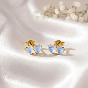 Boucles d'oreilles clous en pierre de lune arc-en-ciel en forme de cœur, finition dorée, avec pierre précieuse naturelle en forme de cœur, bijoux minimalistes, délicats et élégants - Product Image 4