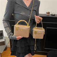 Nouveau sac mini carré de luxe léger pour femme, collection été 2026, élégant, haut de gamme, motif crocodile, sac bandoulière à chaîne, fermeture éclair, polyester