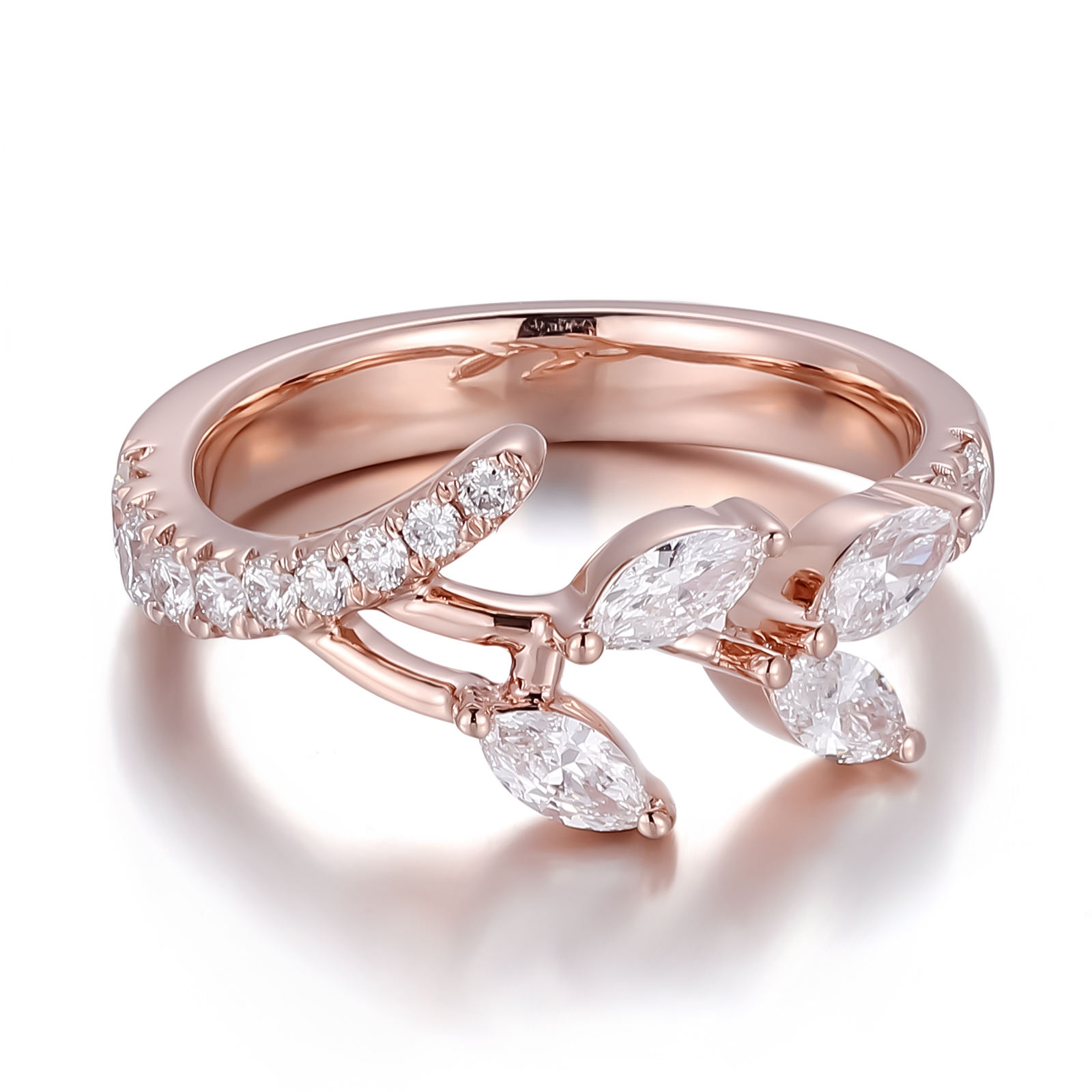 Anillo de oro macizo de 10 quilates con moissanita y diamantes.