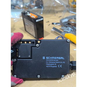 Un interrupteur de sécurité SCHMERSAL AZM161SK-12/12wbrRKA-024 neuf - Product Image 4