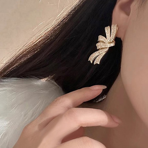 Orecchini a Perno con Fiocco per Donne, Design a Linee Fluenti, Accessori per Orecchie alla Moda per Uso Quotidiano - Product Image 2