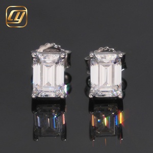 Boucles d'oreilles clous en moissanite taille émeraude, argent 925 plaqué rhodium, sertissage griffe, bijoux géométriques classiques pour femme - Product Image 4