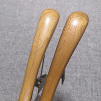 Cintre en bois de chêne de luxe pour boutique de vêtements
