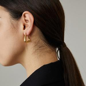 Pendientes triangulares chapados en oro de 18k para mujer, con hebilla geométrica para la oreja, aretes de acero de titanio, venta al por mayor - Product Image 6