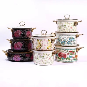 Pentola per Zuppa <span class=keywords><strong>in</strong></span> <span class=keywords><strong>Ghisa</strong></span> Smaltata di Alta Qualità con Logo Personalizzato, Coperchio <span class=keywords><strong>in</strong></span> Vetro, Design Contemporaneo, Compatibile con Fornelli a Gas, Colore Oro - Product Image 1