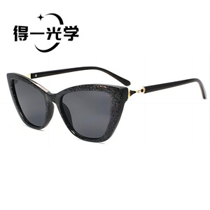 แว่นกันแดดทรงแคทอาย De Yi Optics สำหรับผู้หญิง กรอบสีดำ เลนส์ PC ป้องกันรังสียูวี 400 - Product Image 1