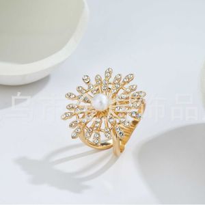 Broche con forma de flor con perlas y diamantes de imitación para mujer, accesorios de fiesta, engaste de garra de aleación de zinc Sk006 - Product Image 4