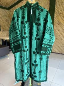 เสื้อแจ็คเก็ตบอมเบอร์ยาวปักลายกำมะหยี่ทำมือสุดหรู |   เสื้อผ้าผู้หญิงสีเขียวลายดอกไม้ คอตั้ง สำหรับฤดูหนาว บุด้วยผ้าฝ้ายเป็นมิตรกับสิ่งแวดล้อม - Product Image 3