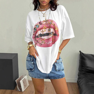 เสื้อยืดพิมพ์ลายริมฝีปากโลโก้สั่งทำขายส่งสำหรับผู้หญิง เนื้อผ้าโพลีเอสเตอร์ระบายอากาศได้ดี ทรงหลวม แขนสั้น ลายกราฟิก สไตล์สตรีทแฟชั่น เสื้อท็อปสำหรับฤดูใบไม้ผลิ - Product Image 2