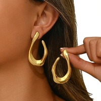 Boucles d'oreilles créoles épaisses et courbées minimalistes, plaquées or 14 carats, finition polie, forme C sculpturale abstraite et organique, pour femme