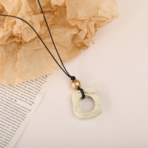 Collar con Dije Geométrico Romántico Chino Nuevo al por Mayor, Cadena de Cuerda de Resina Acrílica para Mujer, Moda de Alta Gama, Elegante y Combinable - Product Image 6