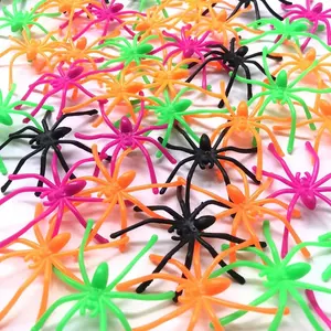Cadılar bayramı gerçekçi plastik örümcekler küçük örümcek oyuncaklar siyah renkli sahte örümcekler cadılar bayramı ev partisi Decort için şaka sahne