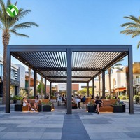 Pergola de luxe éclectique en aluminium avec toit à lames orientables et bande LED intégrée pour fêtes en plein air et réunions de famille