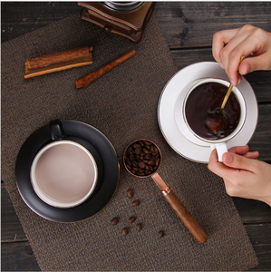 Ensemble de tasses à café et soucoupes en céramique noir et blanc de style classique avec boîte cadeau et cuillère, vaisselle en porcelaine écologique - Product Image 5