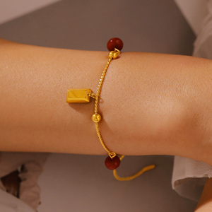 Bracelet romantique français élégant avec éléments géométriques plaqués or 18 carats en agate perlée, bracelet en acier inoxydable - Product Image 3