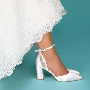 أحدث حذاء زفاف ذو كعب عريض من الساتان الأبيض رباط على الكاحل لعام 2024 للعرائس أحذية كعب للسيدات