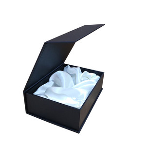 Boîte d'extension de cheveux élégante à couvercle à rabat magnétique personnalisé avec logo de luxe noir Jolie boîte à perruque doublée de satin - Product Image 1