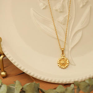 Nouveauté : Collier Pendentif Tournesol en Acier Inoxydable et Acier Titane, Style Ins, Bijou Idéal pour Cadeau d'Amie - Product Image 6