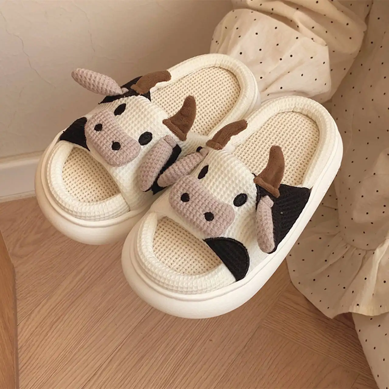 Zapatillas de Casa de vaca XIXITIAO, zapatillas bonitas para interiores, animales de dibujos animados, algodón, lino, dormitorio, Kawaii, nube, sandalias deslizantes para mujeres y hombres