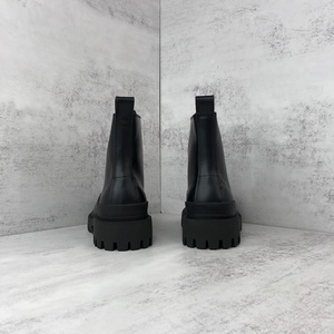 Bottines courtes en cuir véritable pour femmes de haute qualité - bottes de chevalier. Design à lacets zippés tendance avec plateforme haute. - Product Image 3