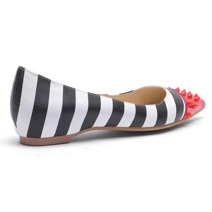 รองเท้าส้นเตี้ยแบบสวม ดีไซน์ล่าสุดสำหรับผู้หญิง หัวแหลม ลายทางขาวดำ ประดับหมุดและหมุดโลหะ เหมาะสำหรับใส่ทำงาน ออกเดท หรือใส่ในโอกาสต่างๆ - Product Image 6