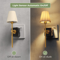 Veilleuse à brancher LOHAS avec capteur crépusculaire, style applique murale en tissu plissé, lampe de chevet décorative pour chambre et couloir