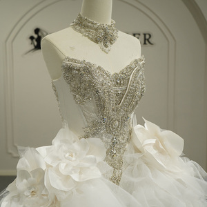 Vestido de Novia Moderno Estilo Sirena con Volantes y Flores, Modelo GT26043, con Cola de Capilla, Decoraciones de Encaje y Cristales, y Sobrevestido - Product Image 5