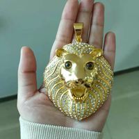 Pendentif Tête de Lion SN260 en Acier Inoxydable Plaqué Or, Sertie de Pierres, avec Yeux Marron, Collier Hip Hop Unisexe pour Fête et Cadeau