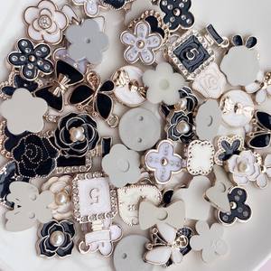 Achetez <span class=keywords><strong>des</strong></span> ornements de chaussures en résine <span class=keywords><strong>pas</strong></span> chers, accessoires de bijoux DIY, breloques pour coques de téléphone, patchs décoratifs en forme de fleurs de camélia et de rose, et décorations pour chaussures. - Product Image 4