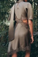 ZEVITY 2026 ZA Robe Courte Femme Tendance en Satin à Col Montant, Taille Évidée, Dentelle et Manches Courtes, Coupe Irrégulière