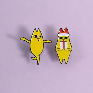 Karikatür Animasyon Kedi Emaye Rozetleri Sevimli Efsanevi Kedi Komik Pozlu ve Noel Şapkalı Hediye Kutusu Tasarımlı Rozet Broş Takı Hediyesi - Product Image 1