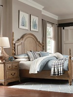 Cadre de lit en bois classique avec tête de lit cintrée sculptée, finition bois foncé pour chambre à coucher