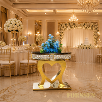 Table à gâteau de luxe en acier inoxydable doré, piédestal en forme de cœur, franges de cristal, design moderne, pour hôtel, salle à manger, mariage, présentation de desserts