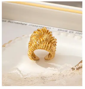 Anel de moda com desenho de nicho europeu e americano, anel de cobre banhado a ouro com textura exagerada