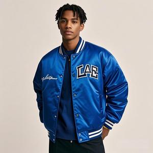 Alta calidad 100% poliéster personalizado Varsity chaqueta azul bordado acolchado forrado Varsity Bomber chaqueta de satén para hombres