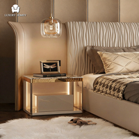 Ensemble de lit haut de gamme en cuir capitonné, design plissé, tête de lit large, lit king size avec design ailé et tables de chevet