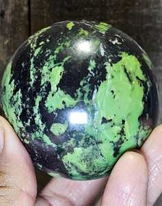 Sphère d'<span class=keywords><strong>Opale</strong></span> Verte Foncée Naturelle <span class=keywords><strong>de</strong></span> <span class=keywords><strong>Madagascar</strong></span>, Pierre <span class=keywords><strong>de</strong></span> Guérison et <span class=keywords><strong>Opale</strong></span> Verte pour la Maison, <span class=keywords><strong>Opale</strong></span> Verte dans une Sphère d'Hématite - Product Image 5