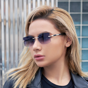 Gafas de Sol Modernas Sin Marco con Corte de Diamante para Mujer, Lentes de PC Negras con Protección UV400, Marco Pequeño Poligonal, Estilo Urbano, para Viajes y Conducción - Product Image 1