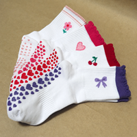 Chaussettes de Pilates antidérapantes personnalisées avec bord festonné, motif jacquard et tractions en silicone pour le yoga