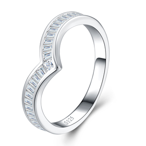 Anello a fascia impilabile a V in Argento Sterling 925 con Moissanite Taglio Baguette, per Matrimoni e Gioielli in Stile Minimalista - Product Image 1