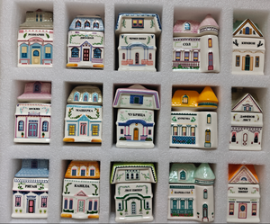 Tarro de especias con forma de Casa vintage tarros de especias pintados a mano Casa de cerámica en una colección de modelos Casa de porcelana fina tarro de especias - Product Image 1