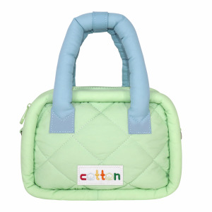 Sac fourre-tout matelassé portable résistant à l'eau avec logo personnalisé, imprimé en bloc, en nylon matelassé pour femme - Product Image 4
