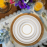 Ensemble d'assiettes en céramique gris-or élégantes motifs sophistiqués pour une décoration de table de mariage de luxe classique raffinée
