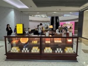 Comptoir d'îlot professionnel de luxe pour petite pâtisserie, vitrine en bois avec éclairage LED, solution d'affichage personnalisable pour le commerce de luxe - Product Image 6