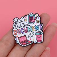 En gros, épingles en métal à motifs de dessins animés, épingles en émail avec citations mignonnes, broches et accessoires de vêtements créatifs et personnalisés, souvenirs