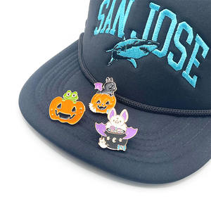 เข็มกลัดเคลือบแบบนิ่มและแบบแข็ง สไตล์ดั้งเดิม ออกแบบเองได้ รูปทรงหมวกบัณฑิต  พร้อมเคลือบอีพ็อกซี่  ของที่ระลึก ของขวัญ ลายดอกไม้ - Product Image 6