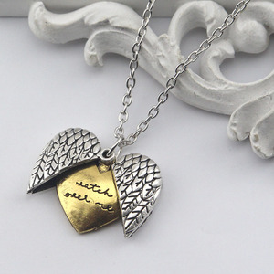 Collar con colgante de corazón abierto, con alas en forma de corazón, doble letra, reloj sobre mi amor - Product Image 3